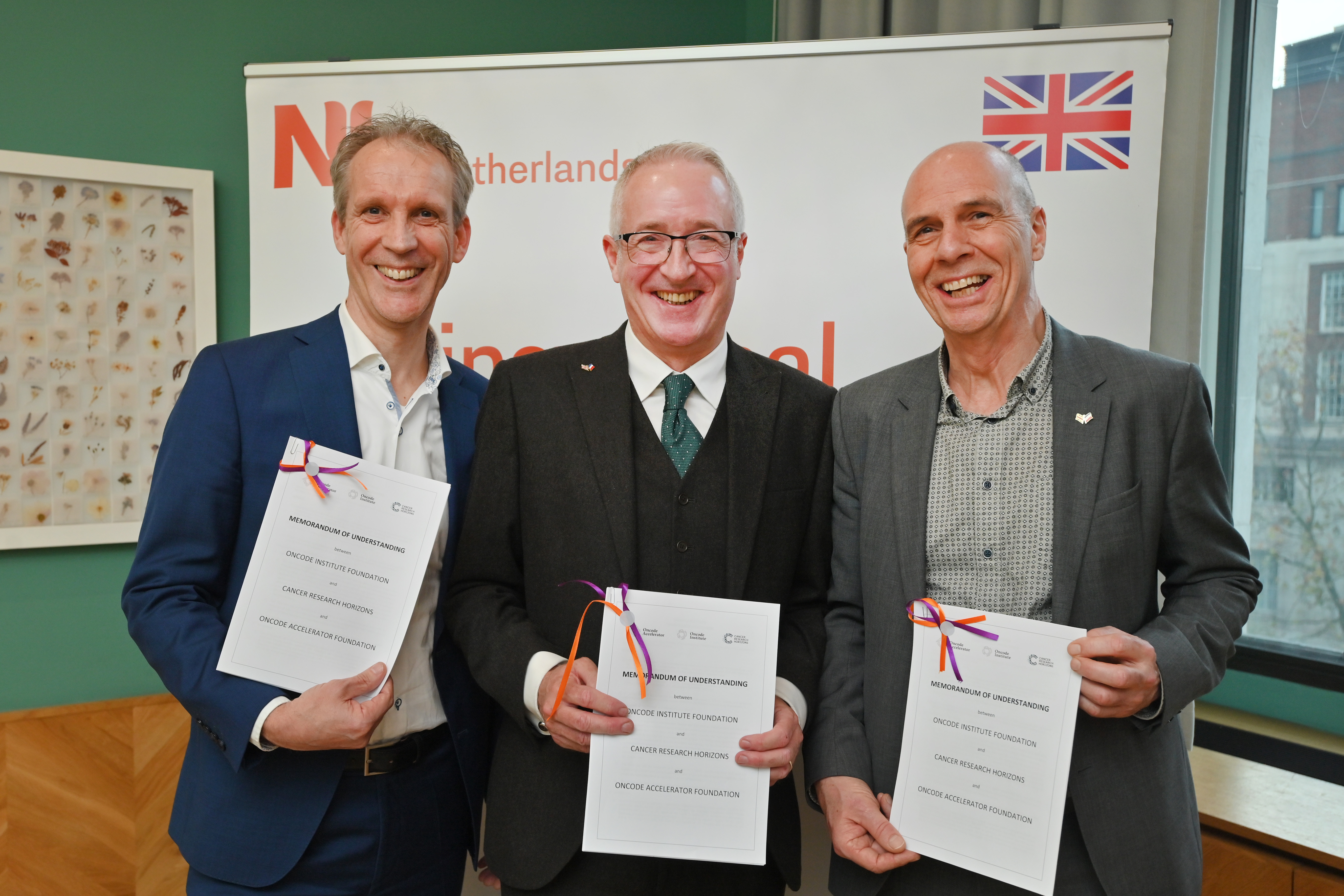 Jan Paul Medema (Scientific Director and Head of Oncode Institute), Tony Hickson (Chief Business Officer of Cancer Research UK and Cancer Research Horizons), and Mark Krul (Chief Scientific Officer of Oncode Accelerator Foundation) at the ceremony.