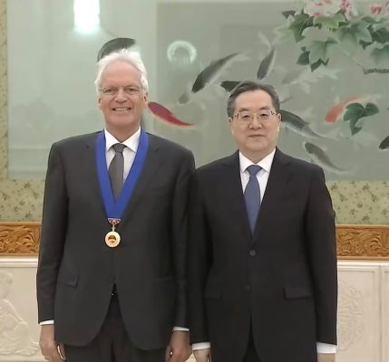 René Bernards and Xuexiang Ding  Vice Premier of China